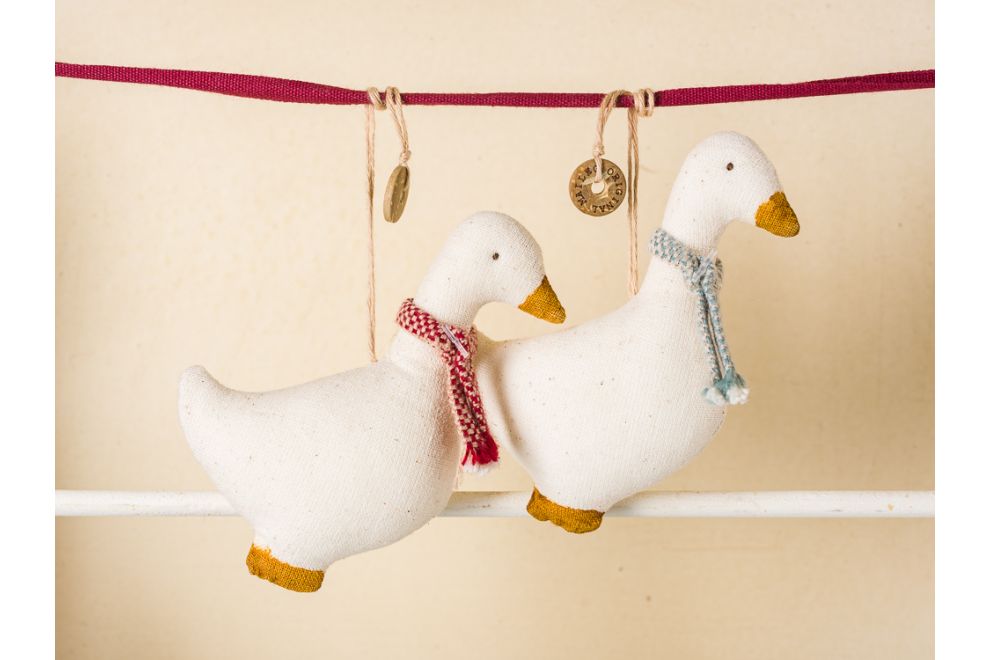 Maileg Anhänger, Gans aus Stoff, rotes Halsband