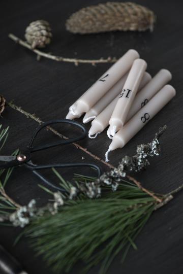 Adventskalenderkerzen, Kerzen Set 1-24, rose mit schwarzen Zahlen, 1,3cm dick