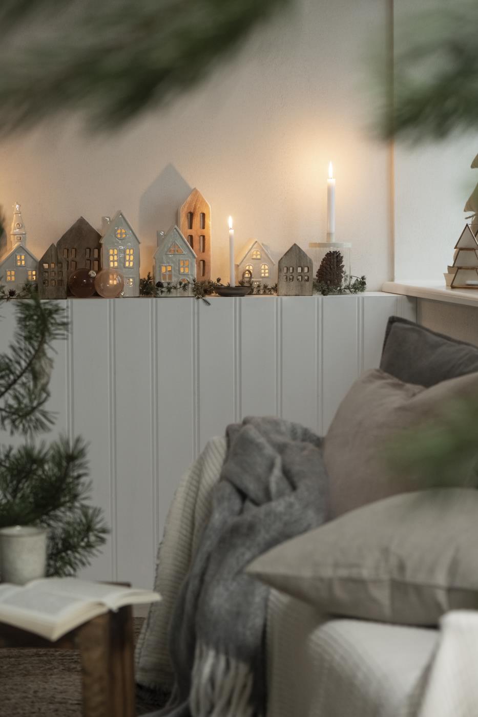 Skandinavisches Kerzenhaus: Kirche hoch, weiß