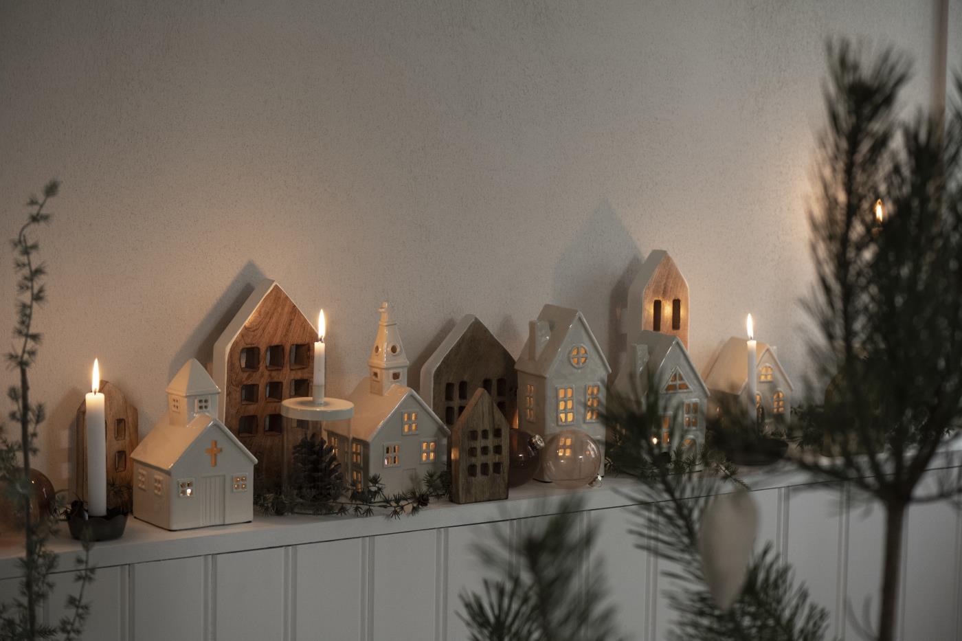 Skandinavisches Kerzenhaus: Kirche hoch, weiß