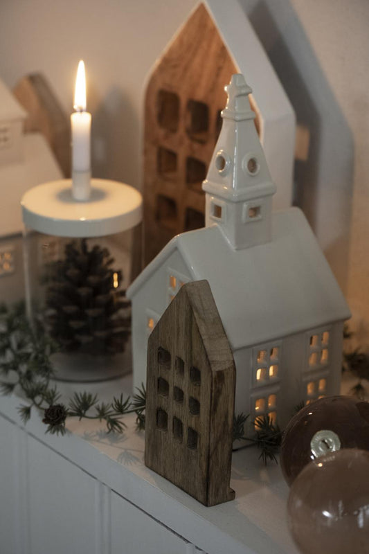Skandinavisches Kerzenhaus: Kirche hoch, weiß