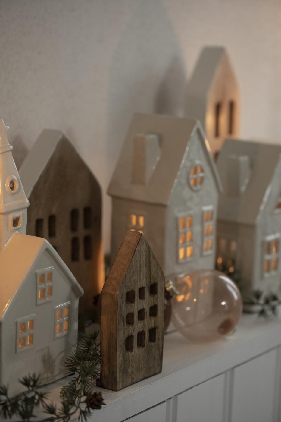 Skandinavisches Kerzenhaus: Kirche hoch, weiß