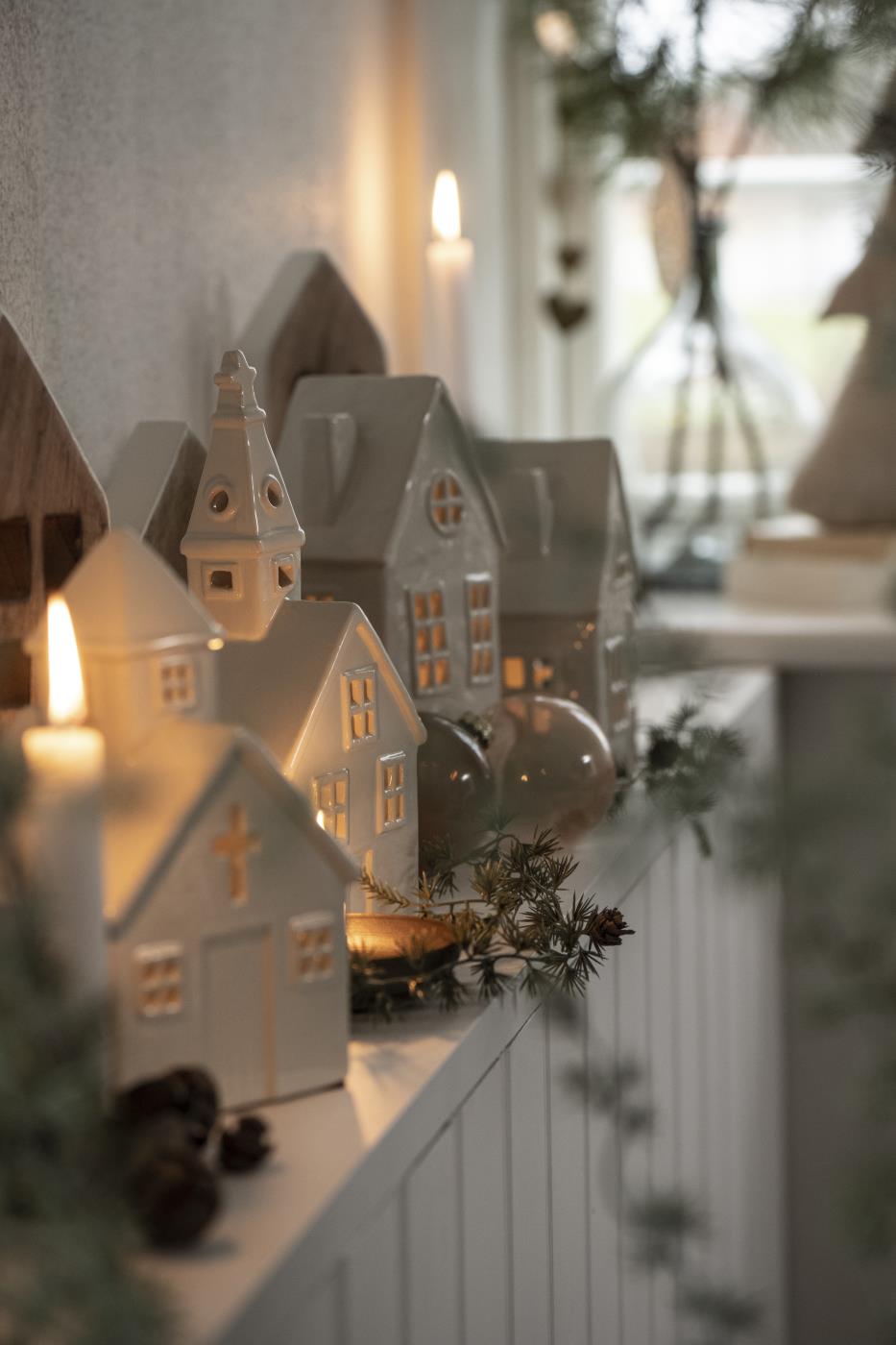 Skandinavisches Kerzenhaus: Kirche hoch, weiß