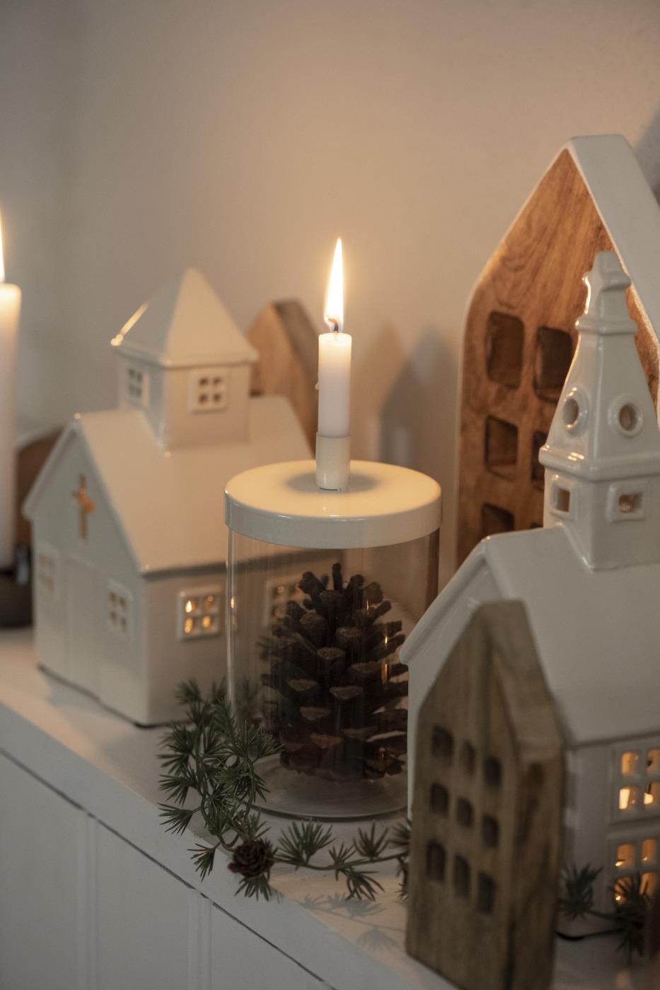 Skandinavisches Kerzenhaus: Kirche hoch, weiß