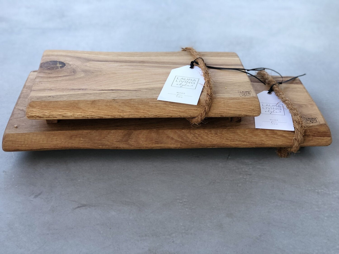 Brett aus Eichenholz, von Hand gearbeitet, Servierbrett mit Füssen, groß